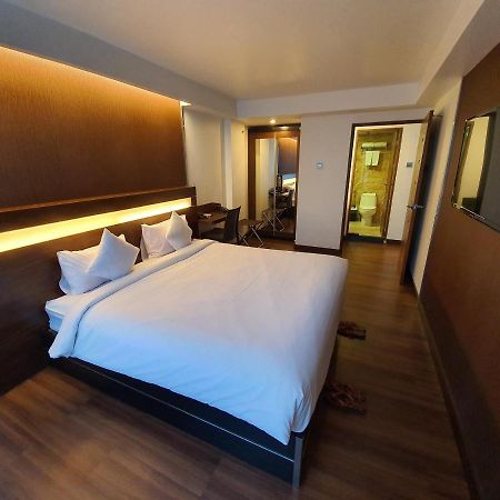 Clover Suites Royal Lake Rangoon Buitenkant foto