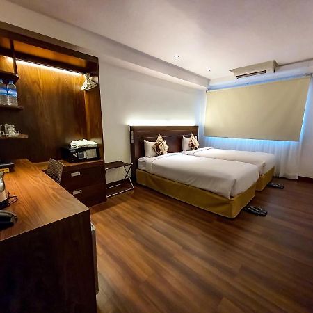 Clover Suites Royal Lake Rangoon Buitenkant foto