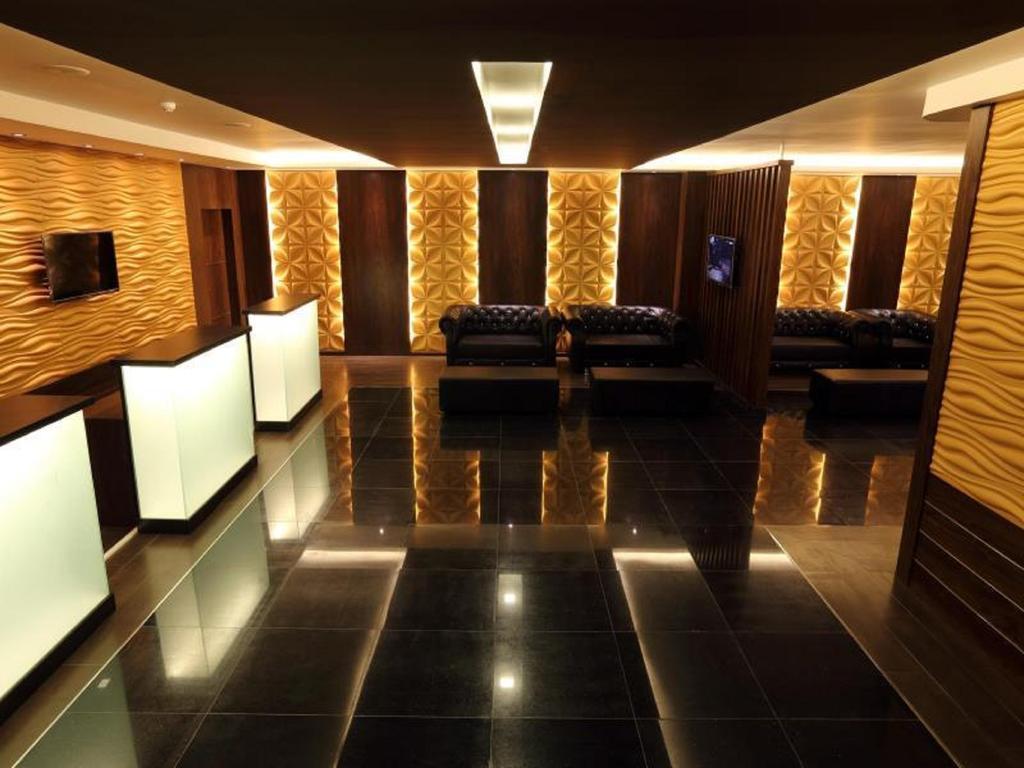 Clover Suites Royal Lake Rangoon Buitenkant foto