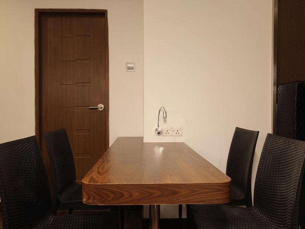 Clover Suites Royal Lake Rangoon Buitenkant foto