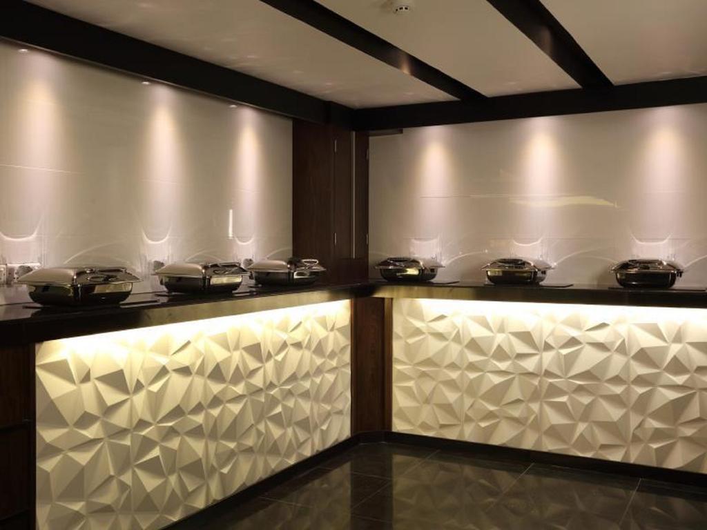 Clover Suites Royal Lake Rangoon Buitenkant foto