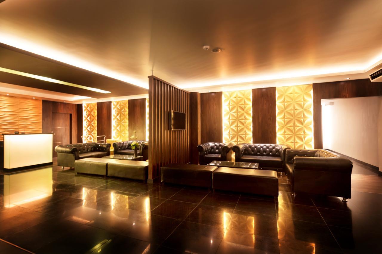 Clover Suites Royal Lake Rangoon Buitenkant foto