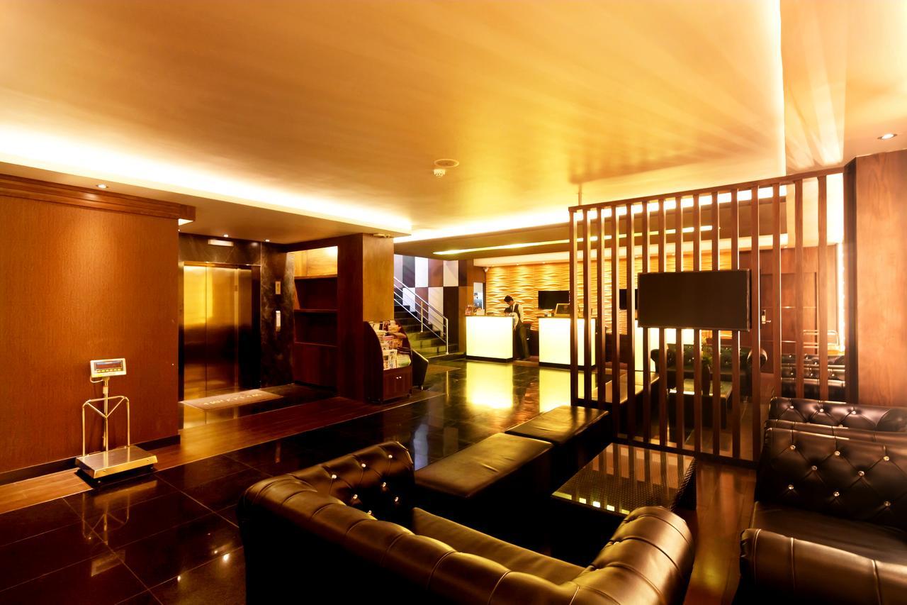 Clover Suites Royal Lake Rangoon Buitenkant foto