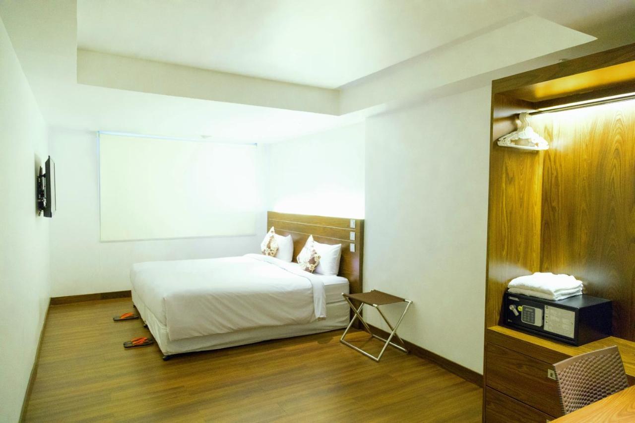 Clover Suites Royal Lake Rangoon Buitenkant foto