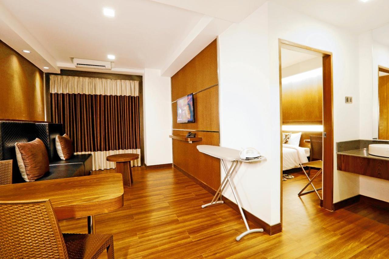 Clover Suites Royal Lake Rangoon Buitenkant foto