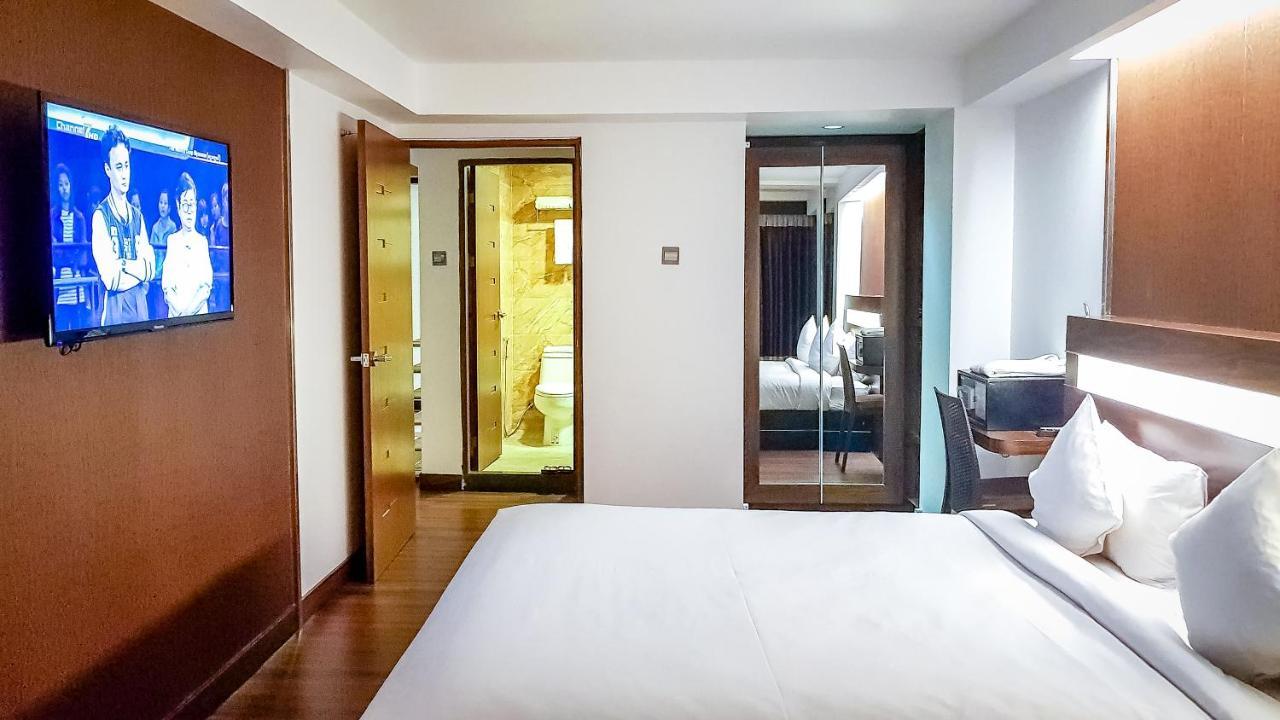 Clover Suites Royal Lake Rangoon Buitenkant foto