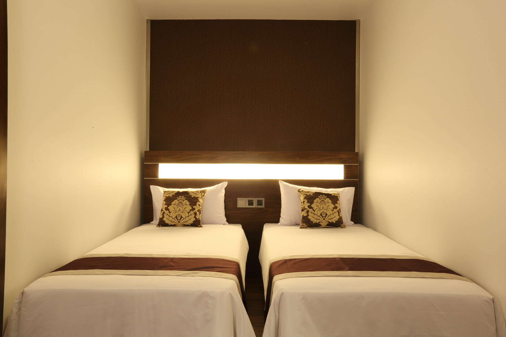 Clover Suites Royal Lake Rangoon Buitenkant foto