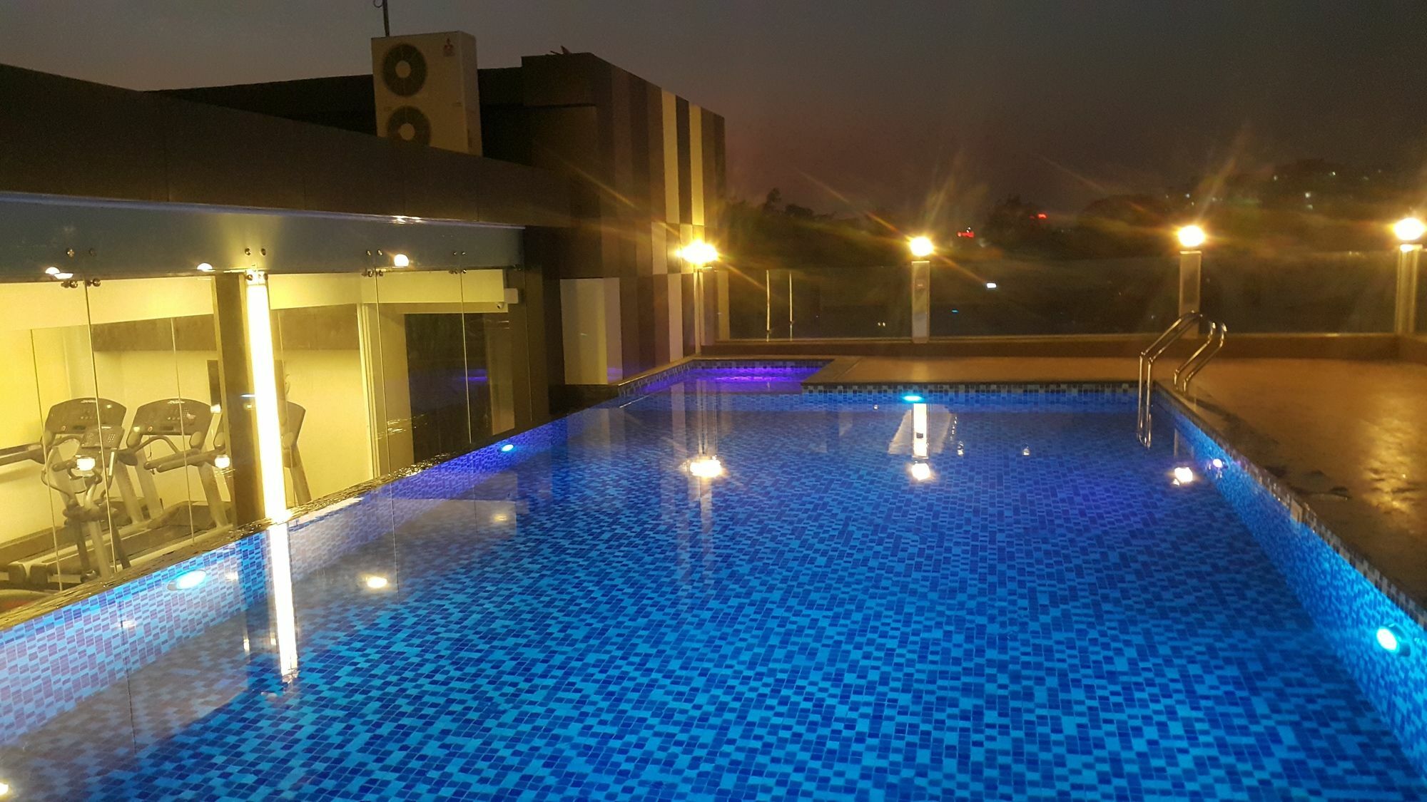 Clover Suites Royal Lake Rangoon Buitenkant foto
