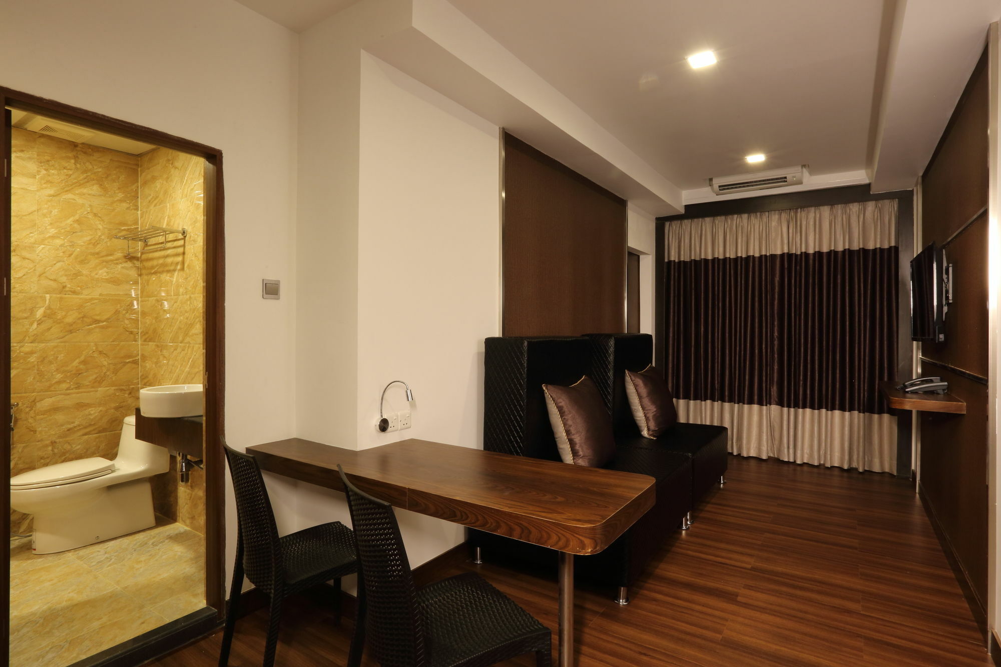 Clover Suites Royal Lake Rangoon Buitenkant foto