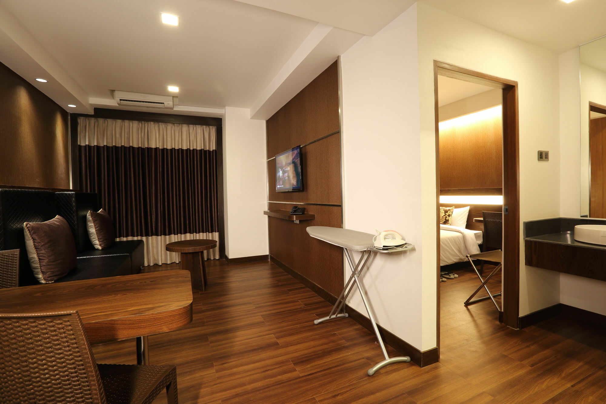 Clover Suites Royal Lake Rangoon Buitenkant foto