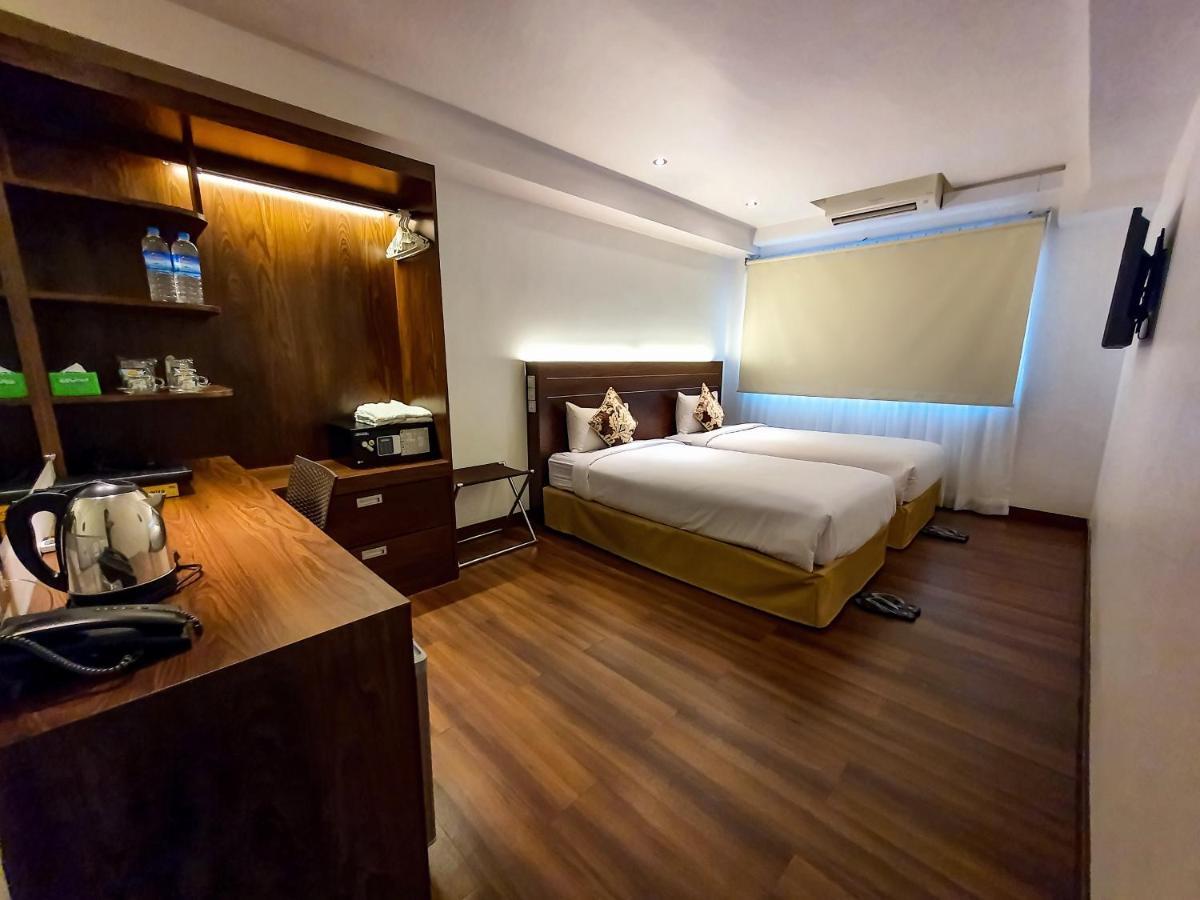 Clover Suites Royal Lake Rangoon Buitenkant foto